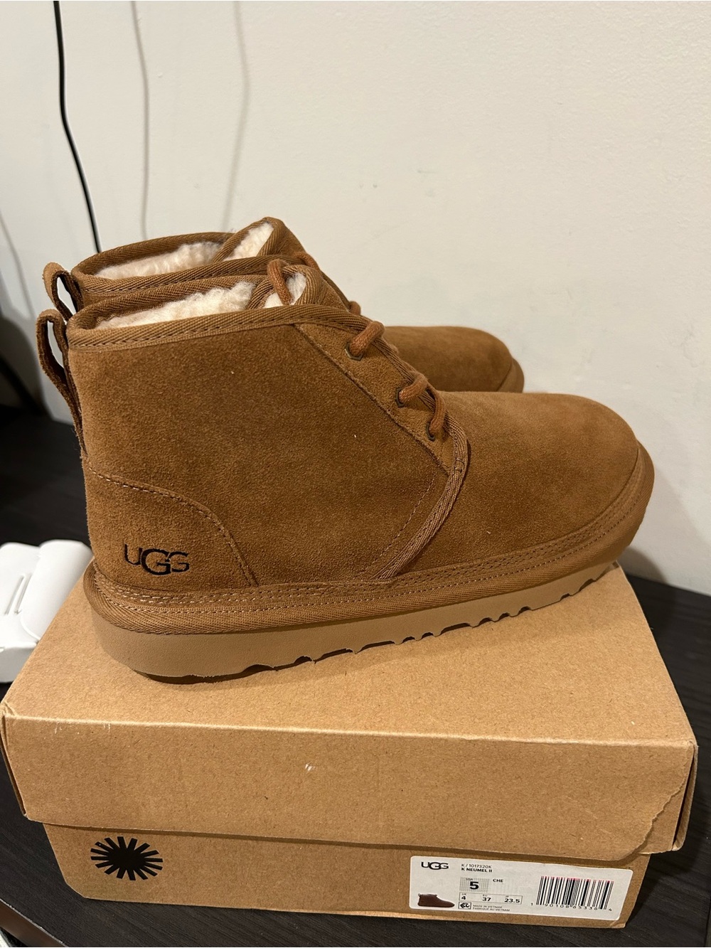 UGG Neumel I| Kids Youth Chestnut
Suede Sheepskin Chukka Boots Size 5